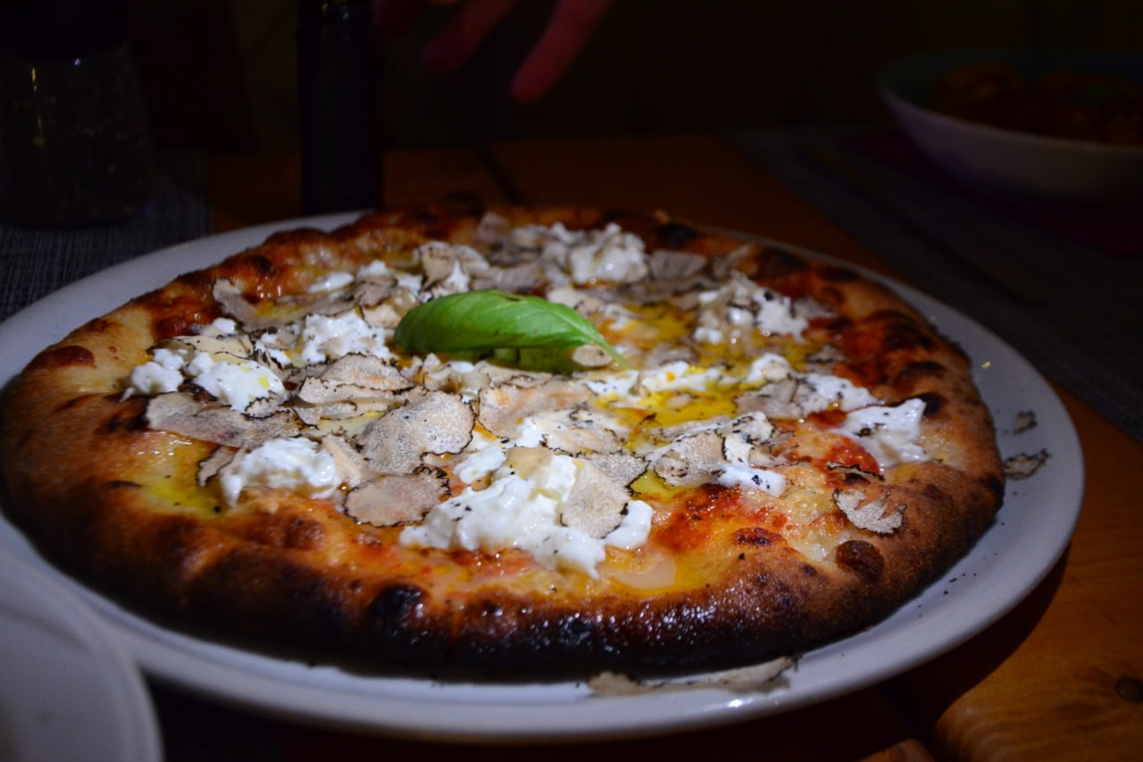 Pizza al tartufo servita al ristorante Wine Store Firenze